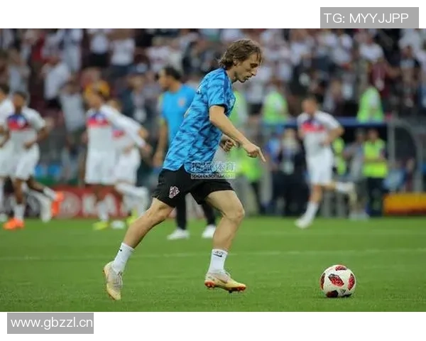 黑白足球衣的魅力与风格解析让你在球场上尽显个性与风采